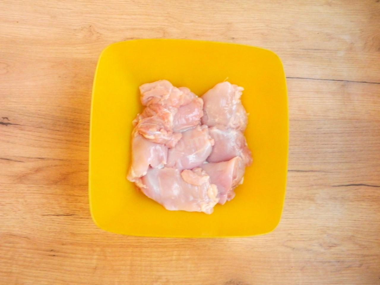 Шаг 2 приготовления Куриные бедра на сковороде