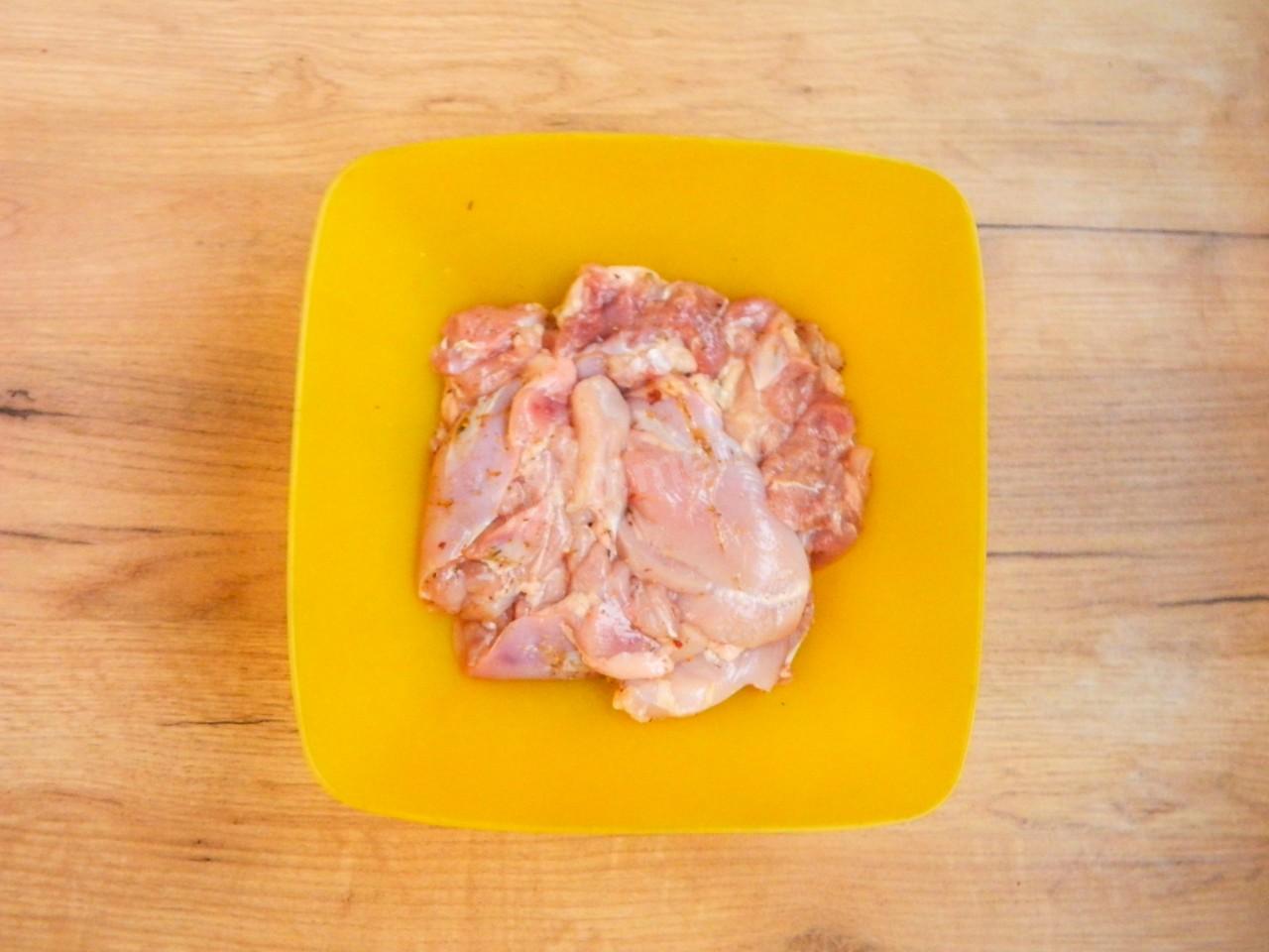 Шаг 3 приготовления Куриные бедра на сковороде
