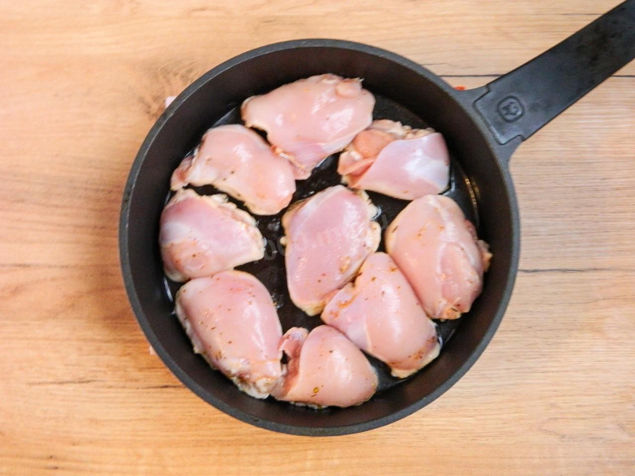 Шаг 6 приготовления Куриные бедра на сковороде
