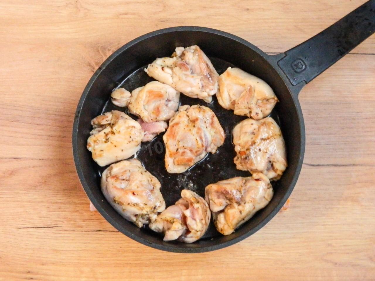 Шаг 7 приготовления Куриные бедра на сковороде