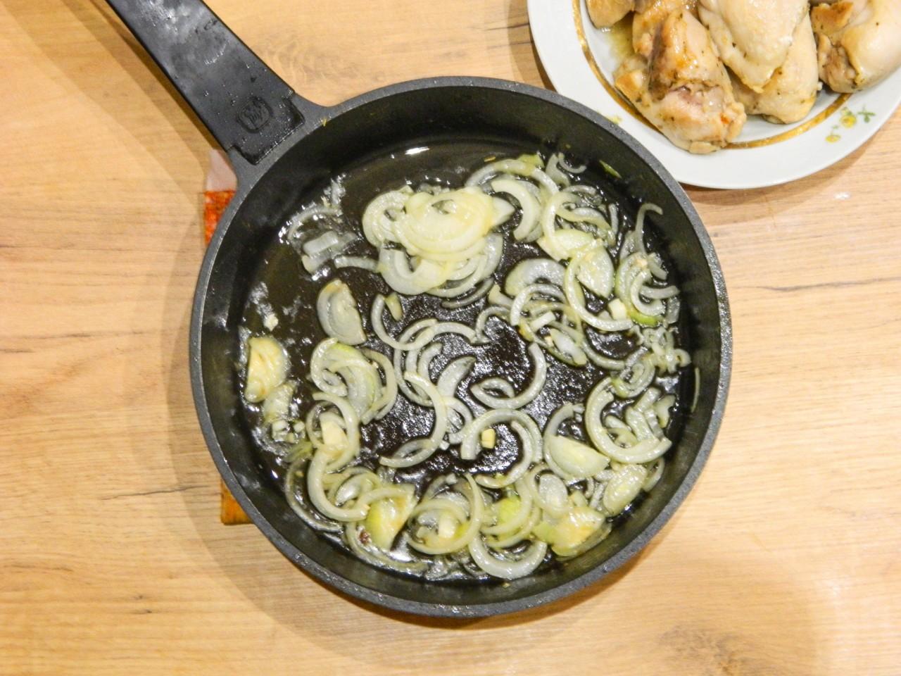 Шаг 8 приготовления Куриные бедра на сковороде