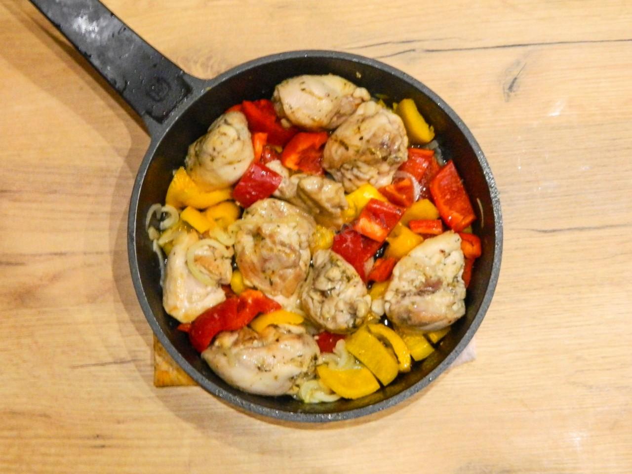 Шаг 9 приготовления Куриные бедра на сковороде