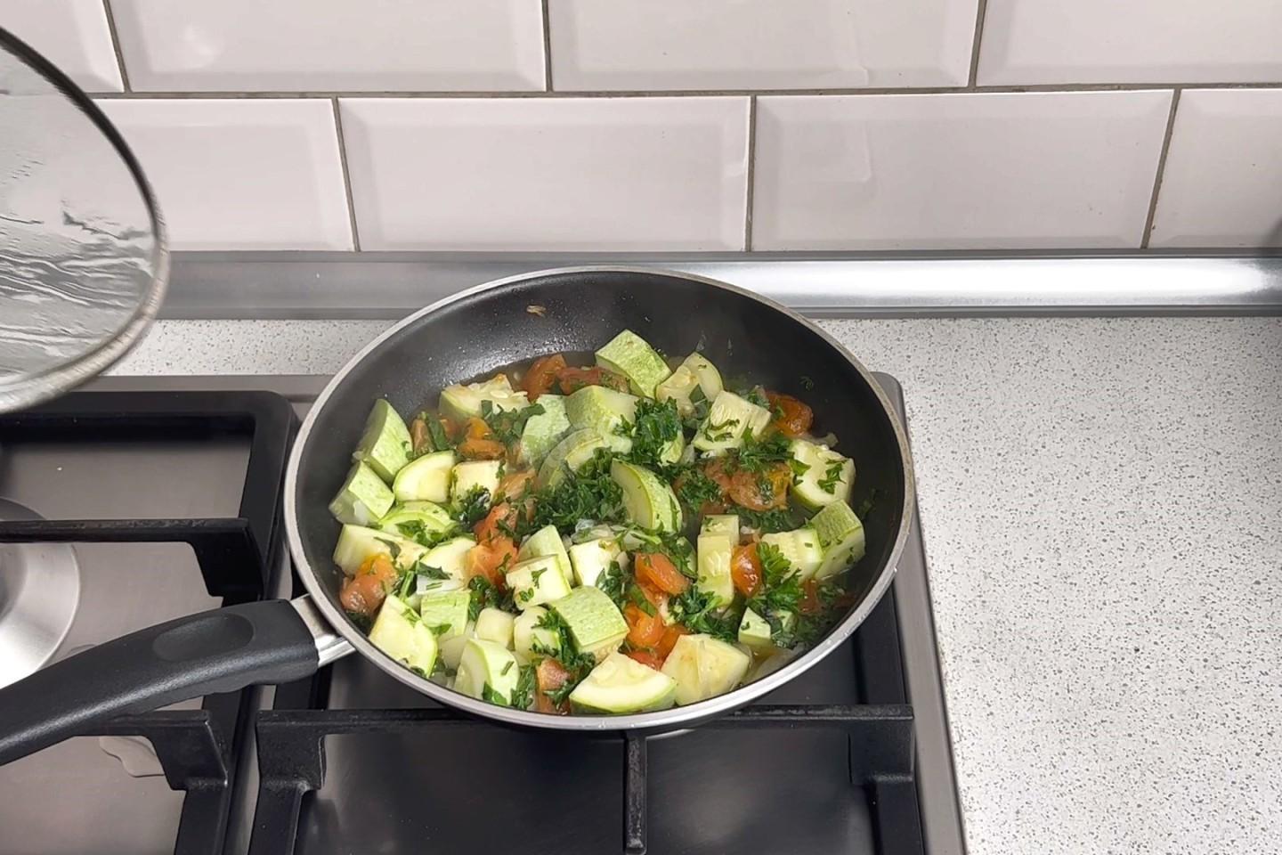 Шаг 11 приготовления Овощное рагу с кабачками и помидорами