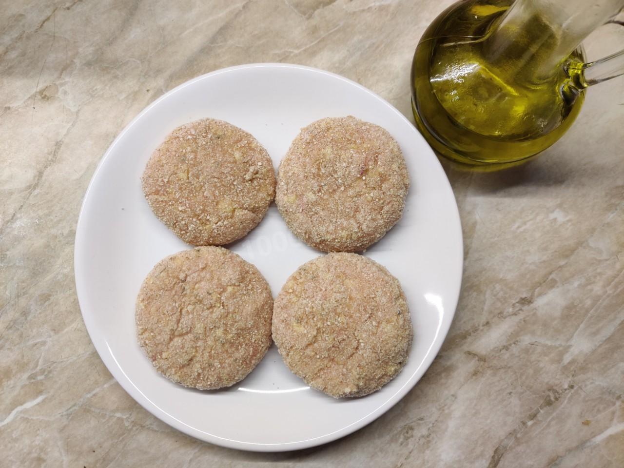 Шаг 1 приготовления Как жарить замороженные котлеты