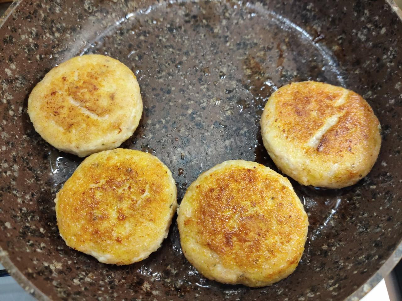 Шаг 7 приготовления Как жарить замороженные котлеты