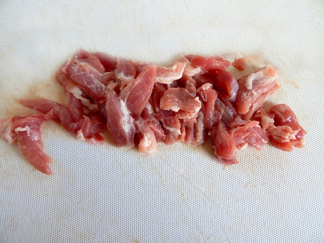 Шаг 1 приготовления Мясо свинина с подливкой на сковороде