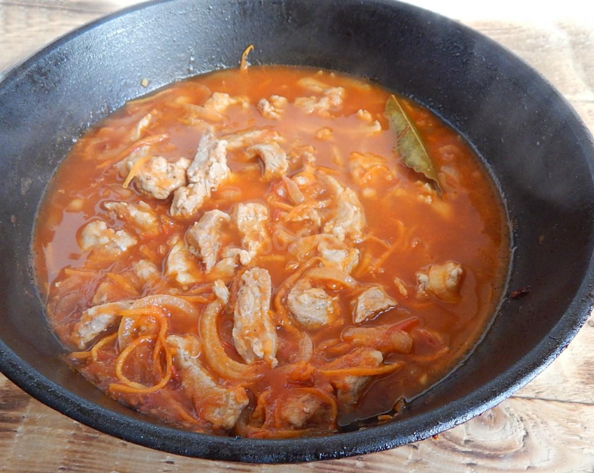 Шаг 7 приготовления Мясо свинина с подливкой на сковороде