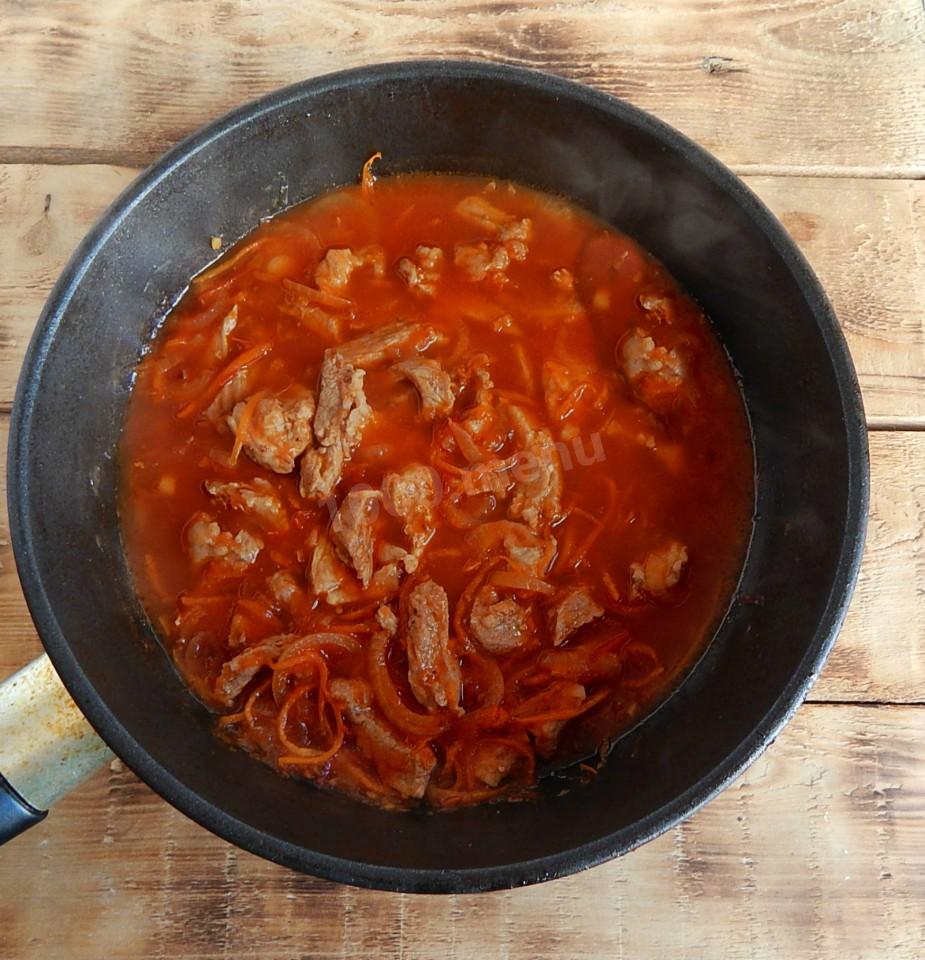 Шаг 8 приготовления Мясо свинина с подливкой на сковороде