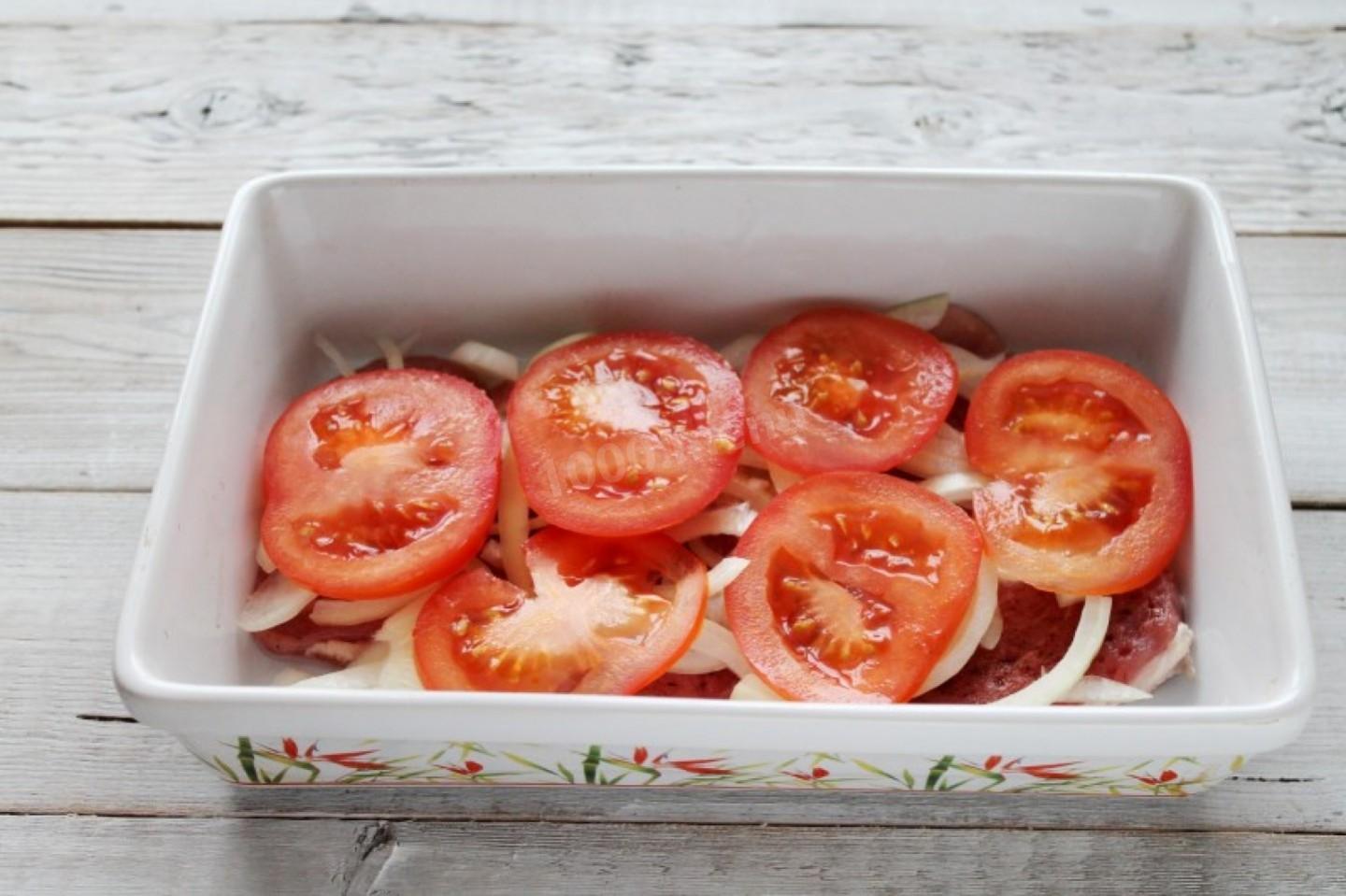 Шаг 6 приготовления Мясо по французски с сыром и помидорами в духовке