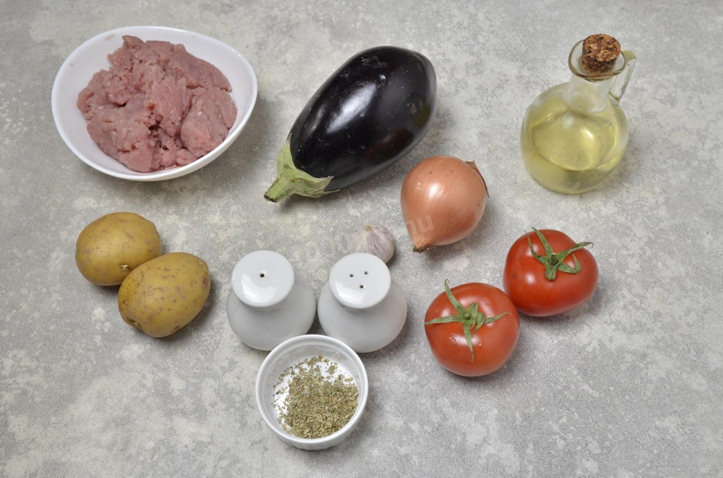 Шаг 1 приготовления Мусака с баклажанами и картофелем в духовке