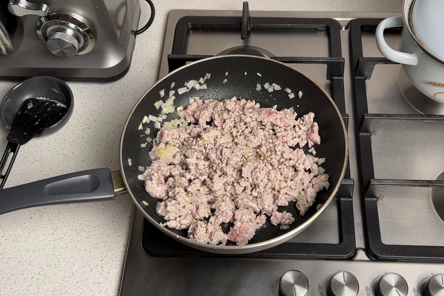 Шаг 7 приготовления Мусака с баклажанами и картофелем в духовке