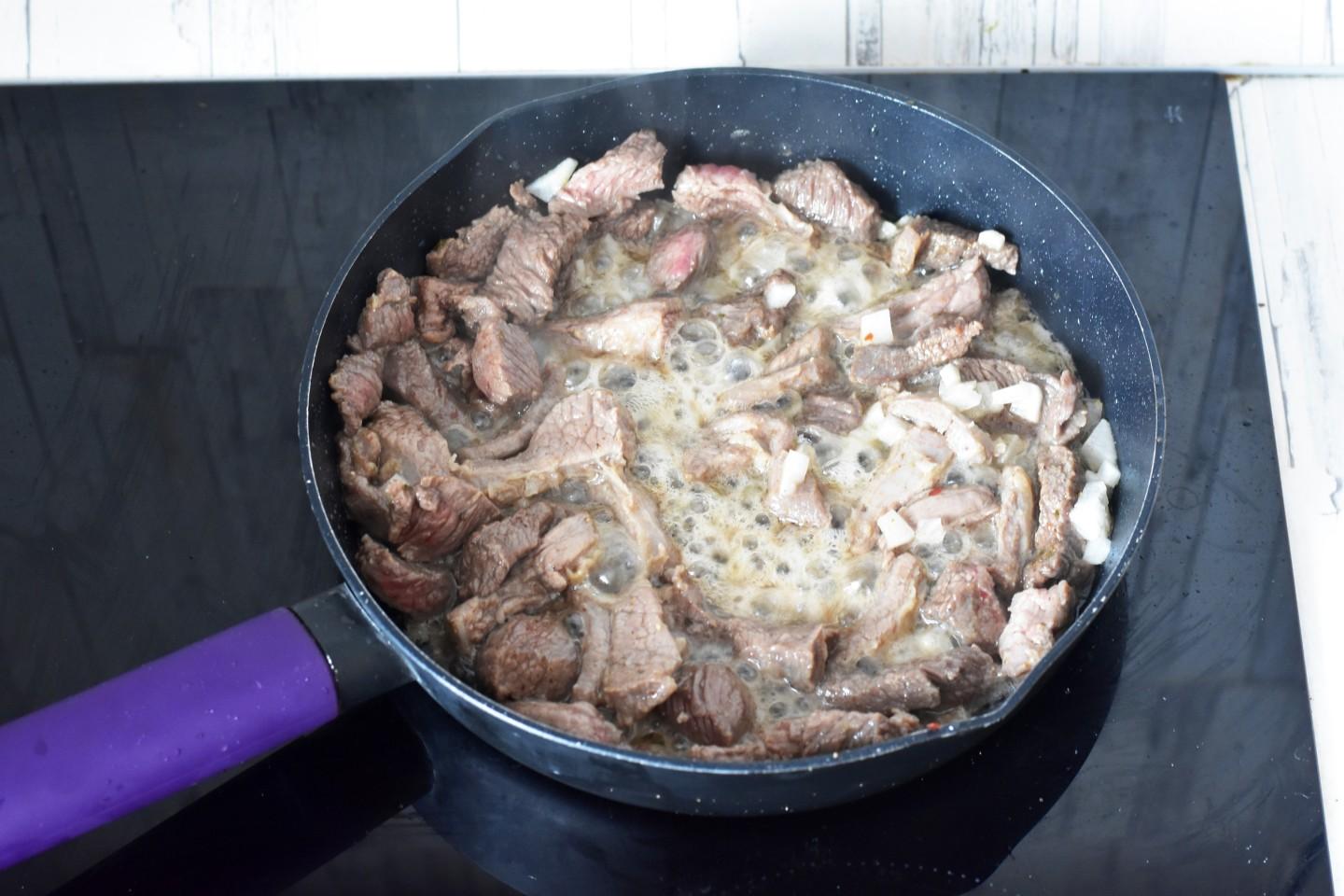 Шаг 10 приготовления Рис с мясной подливкой на сковороде