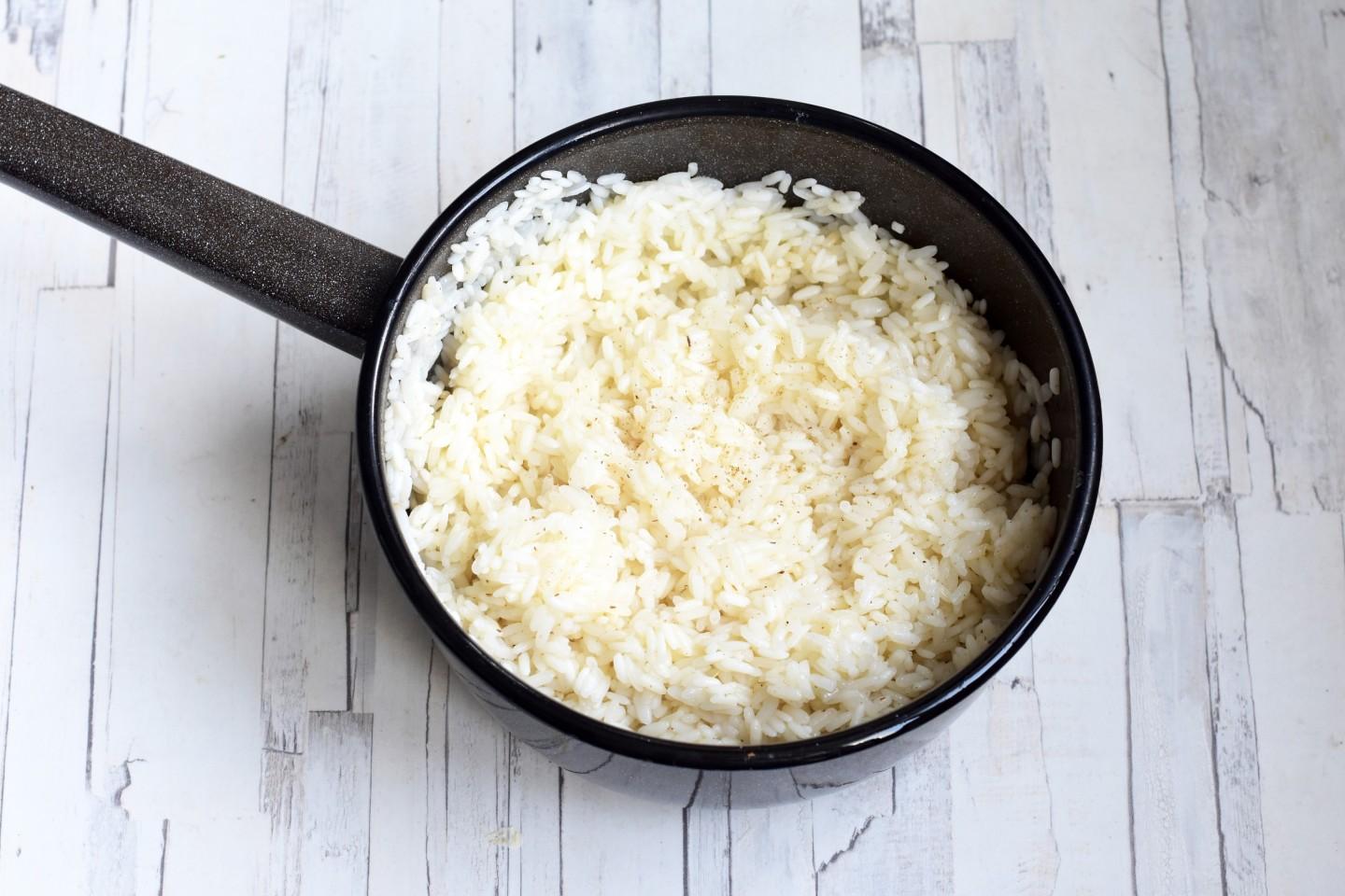 Шаг 16 приготовления Рис с мясной подливкой на сковороде