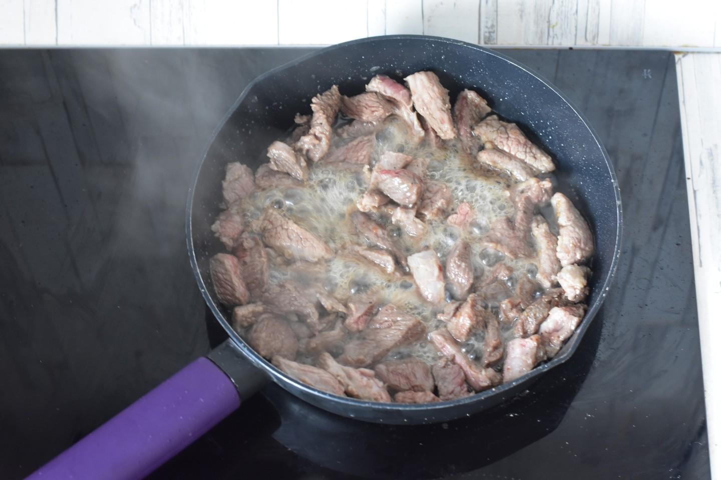 Шаг 9 приготовления Рис с мясной подливкой на сковороде