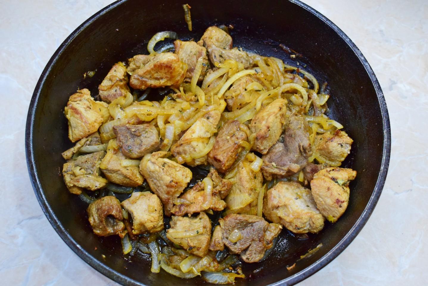 Шаг 9 приготовления Свинина кусочками жареная на сковороде с луком