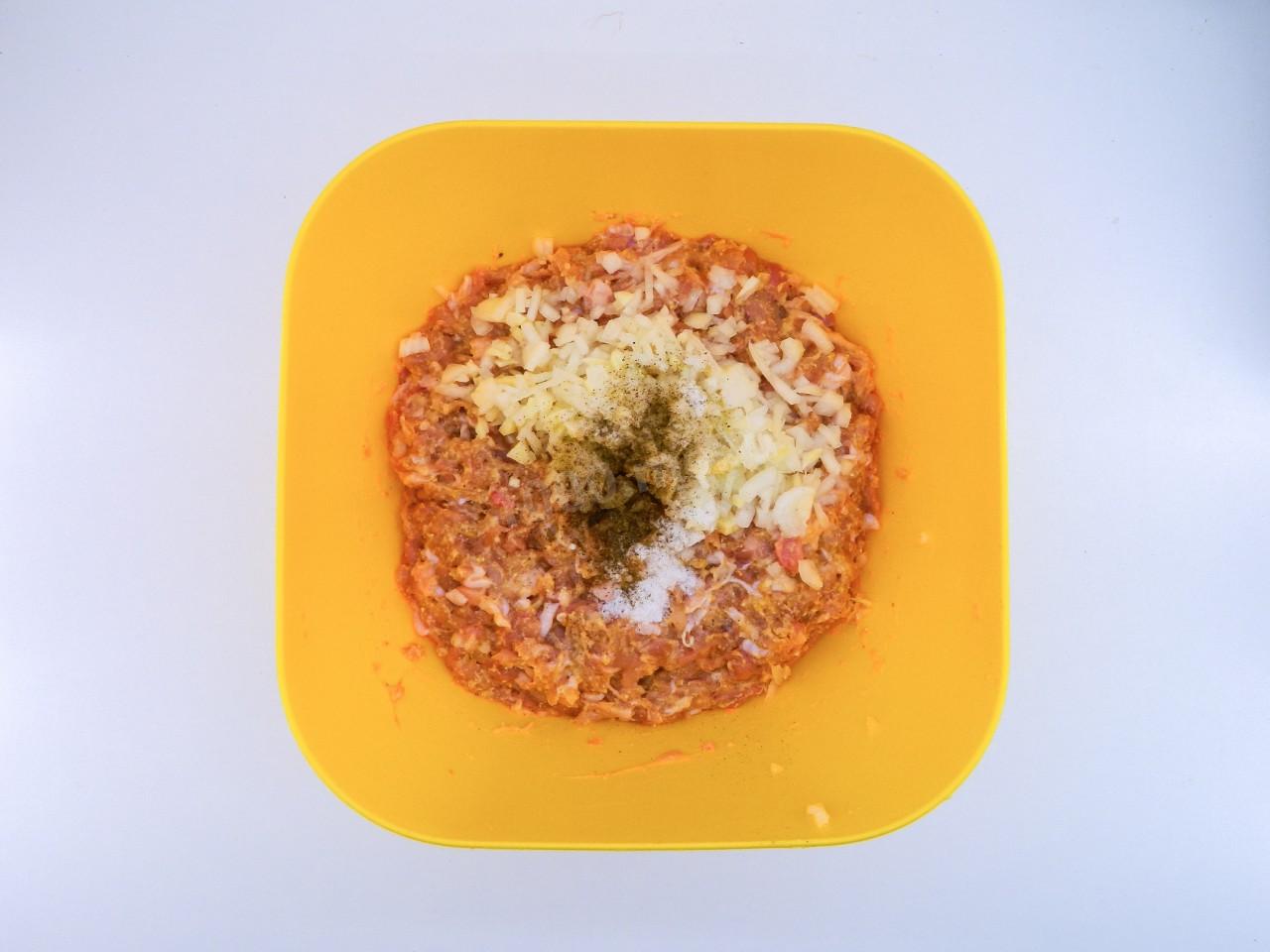 Шаг 4 приготовления Сочные котлеты из куриного фарша в духовке