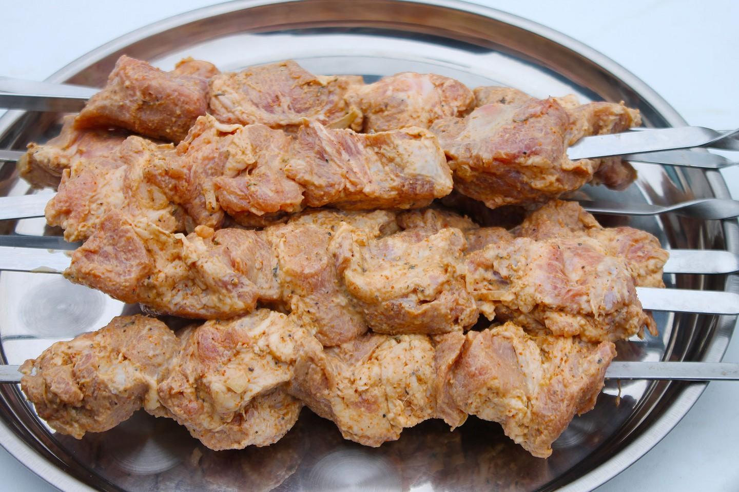 Шаг 10 приготовления Шашлык в маринаде с майонезом и луком из свинины