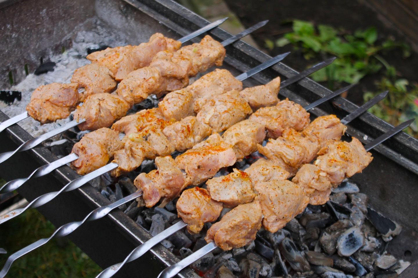 Шаг 12 приготовления Шашлык в маринаде с майонезом и луком из свинины