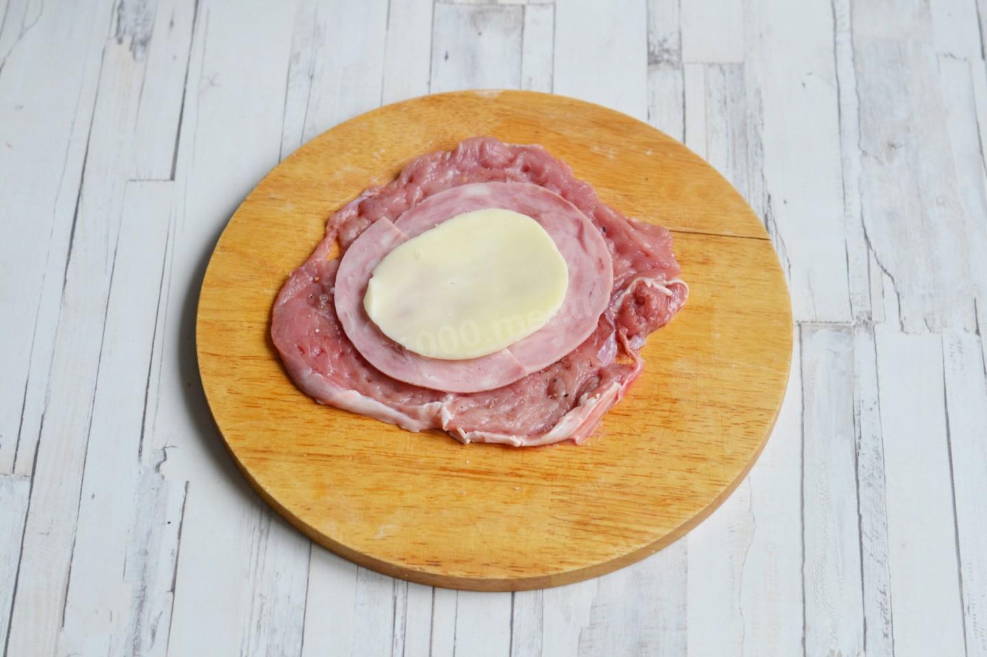 Шаг 7 приготовления Кордон блю классический с ветчиной и сыром