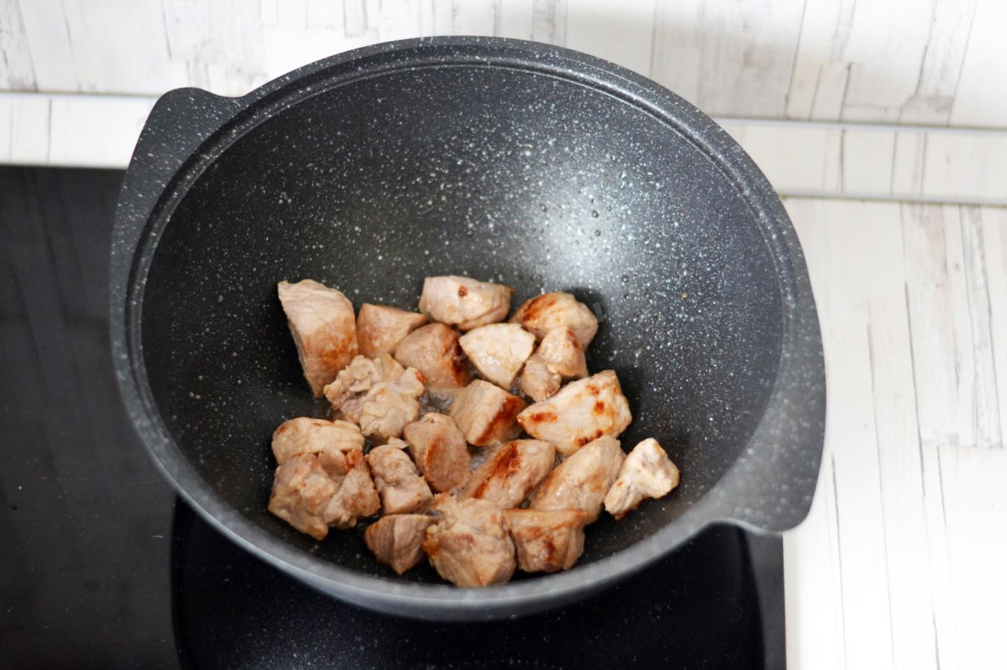 Шаг 7 приготовления Мясо с овощами в казане