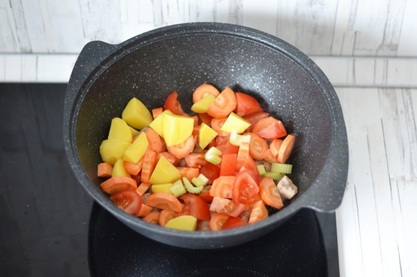 Шаг 8 приготовления Мясо с овощами в казане