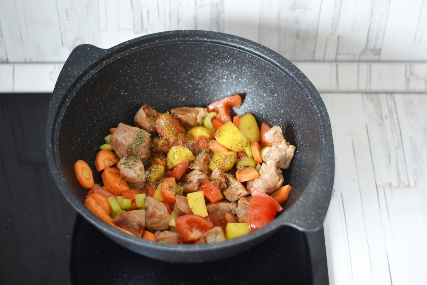 Шаг 9 приготовления Мясо с овощами в казане