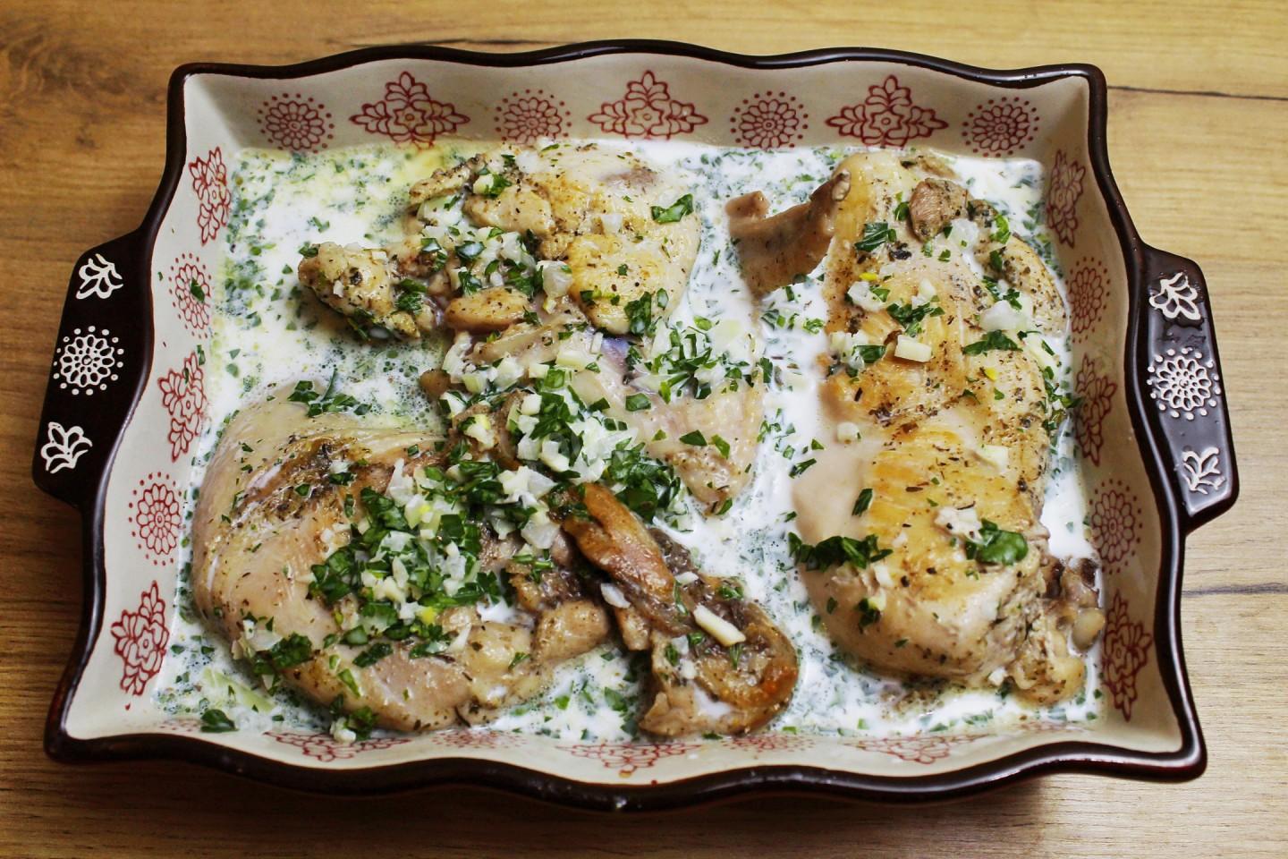 Шаг 9 приготовления Чкмерули по грузински курица в сливочно чесночном соусе