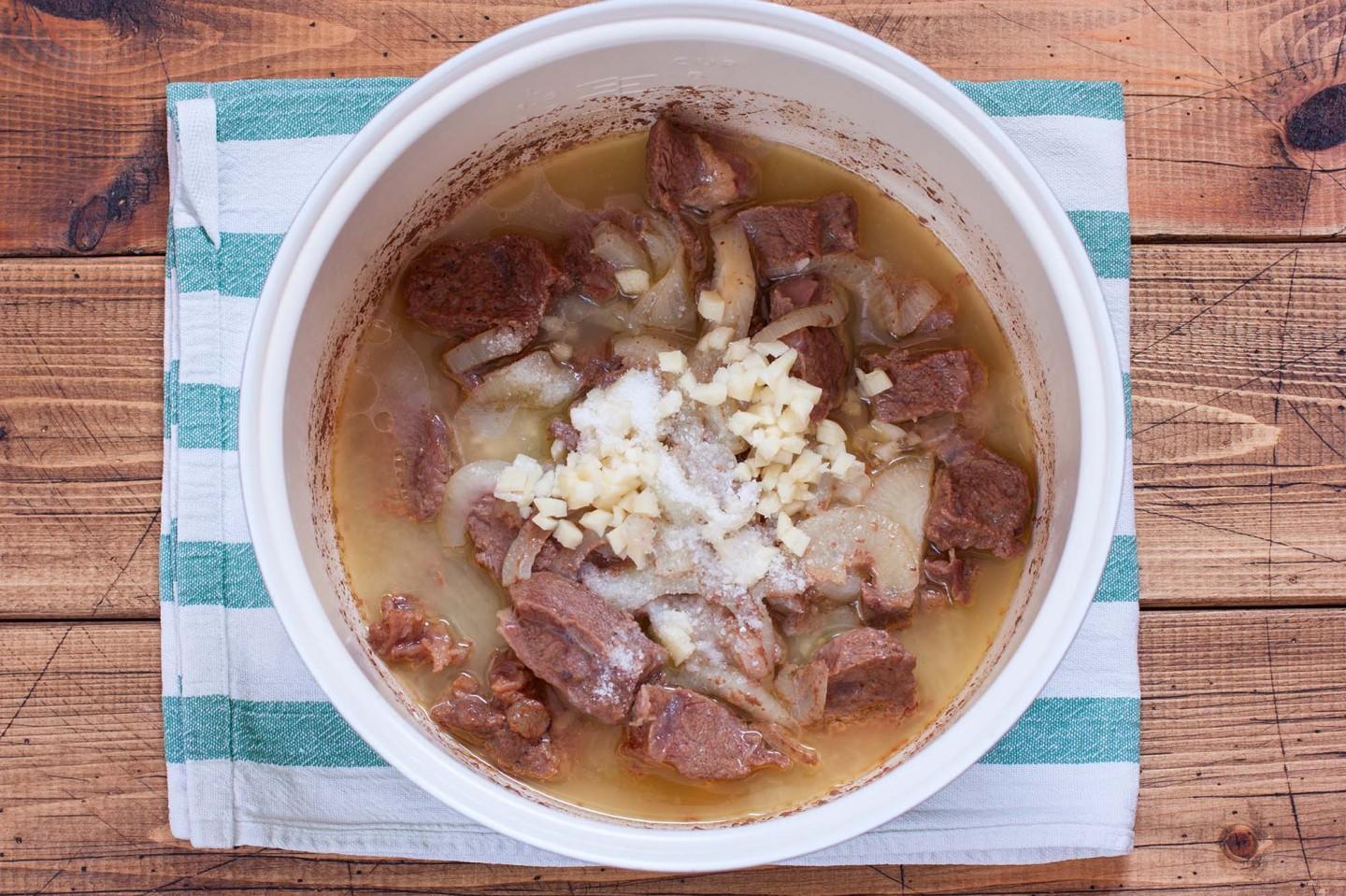 Шаг 4 приготовления Мясо говядина по кремлевски в мультиварке