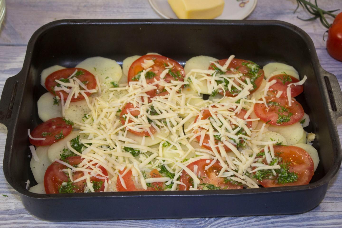 Шаг 11 приготовления Картошка с помидорами и сыром в духовке запеченная