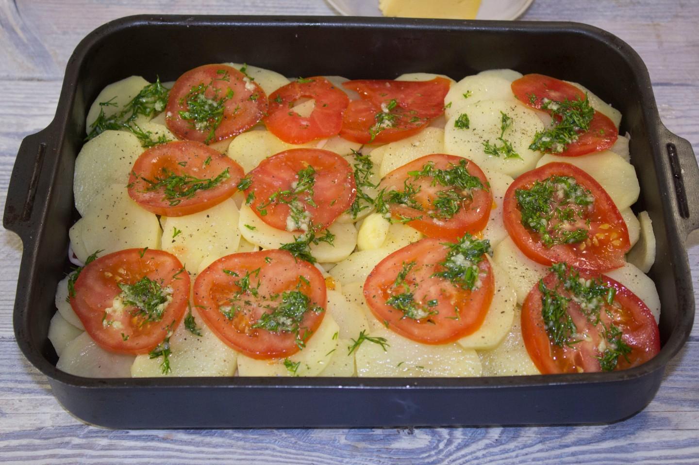 Шаг 14 приготовления Картошка с помидорами и сыром в духовке запеченная