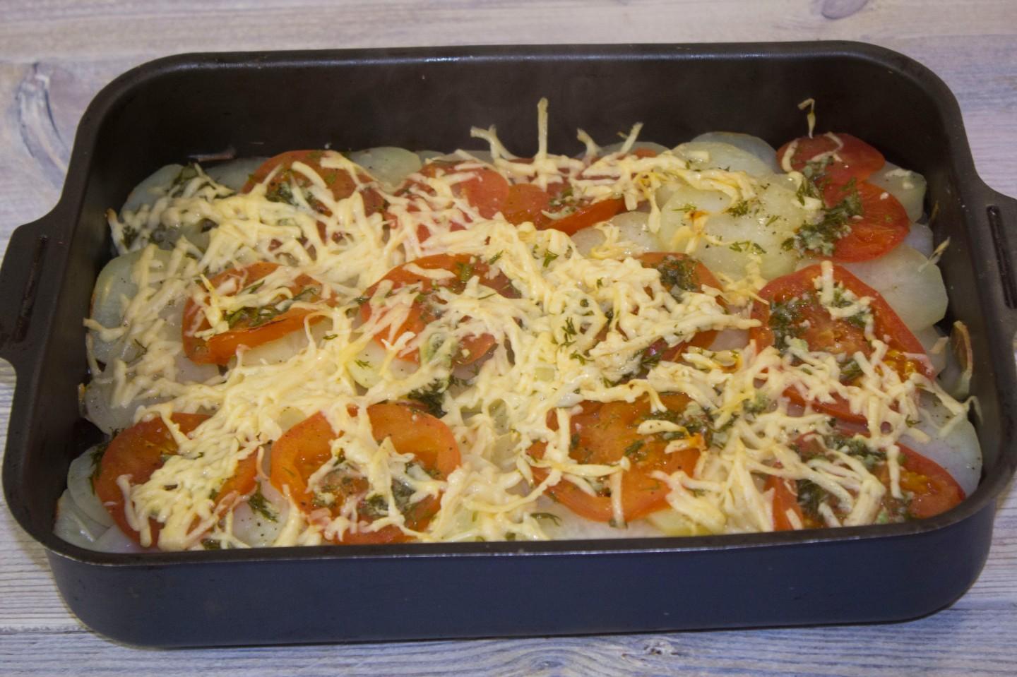 Шаг 17 приготовления Картошка с помидорами и сыром в духовке запеченная