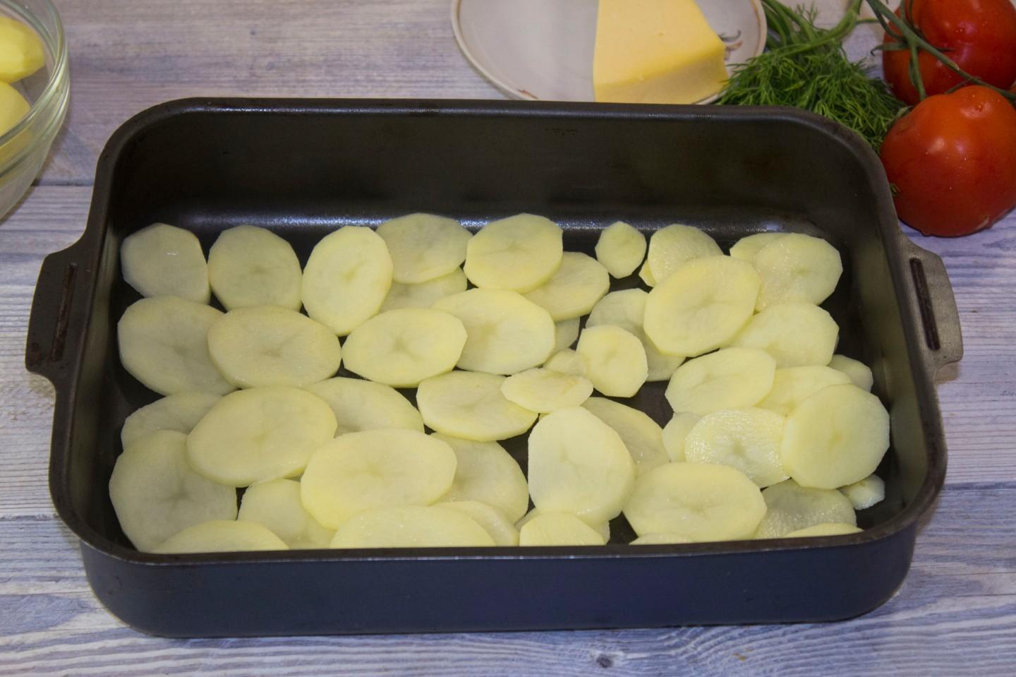 Шаг 3 приготовления Картошка с помидорами и сыром в духовке запеченная