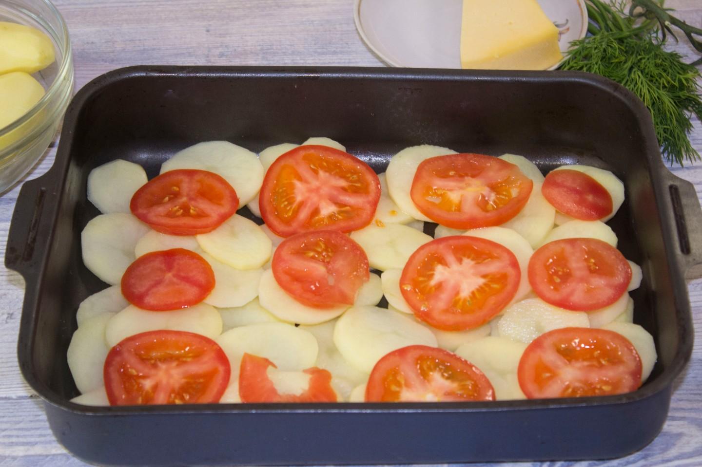 Шаг 5 приготовления Картошка с помидорами и сыром в духовке запеченная