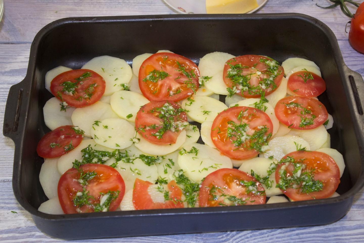 Шаг 9 приготовления Картошка с помидорами и сыром в духовке запеченная