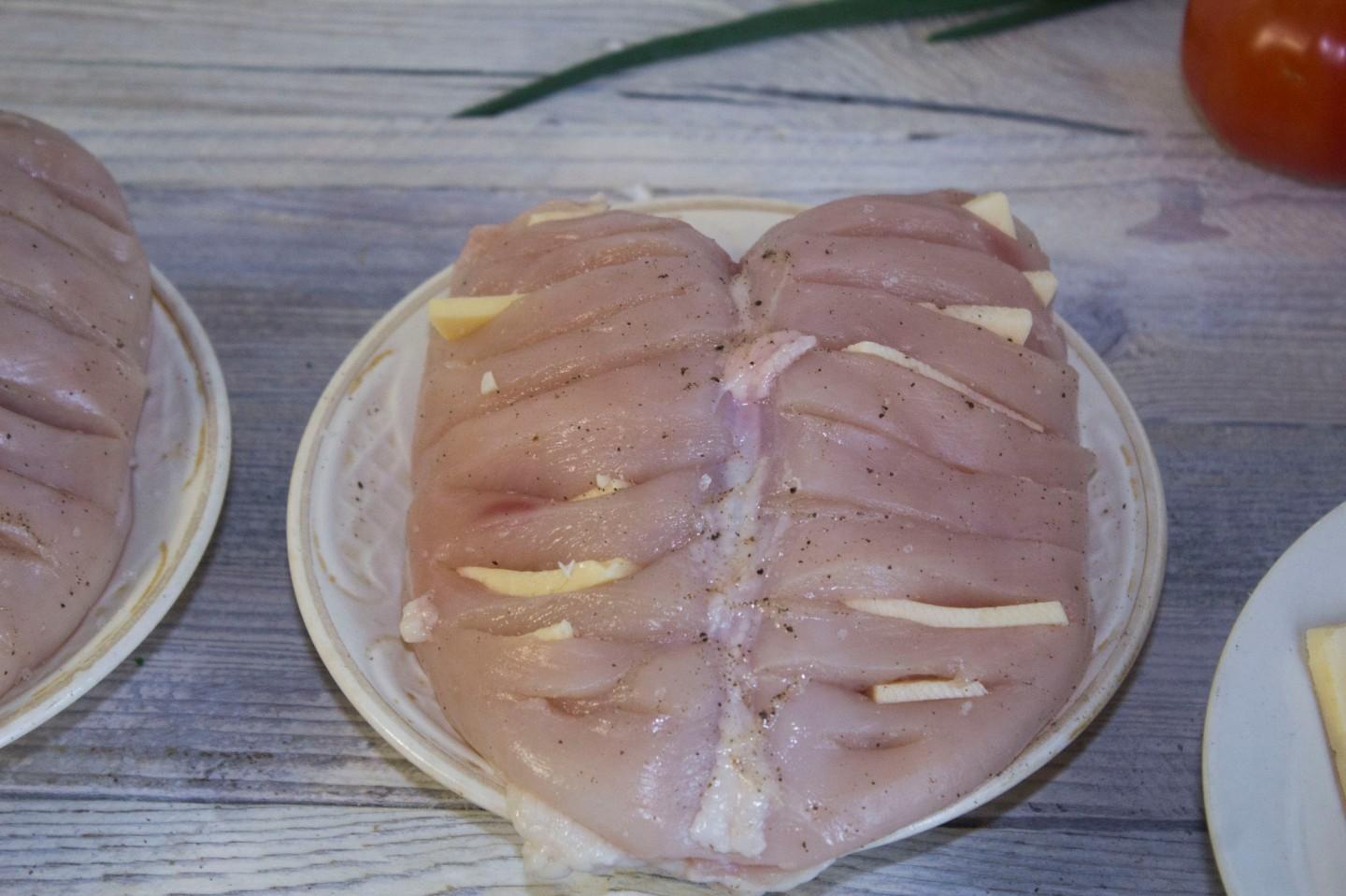 Шаг 8 приготовления Куриные грудки с помидорами и сыром в духовке