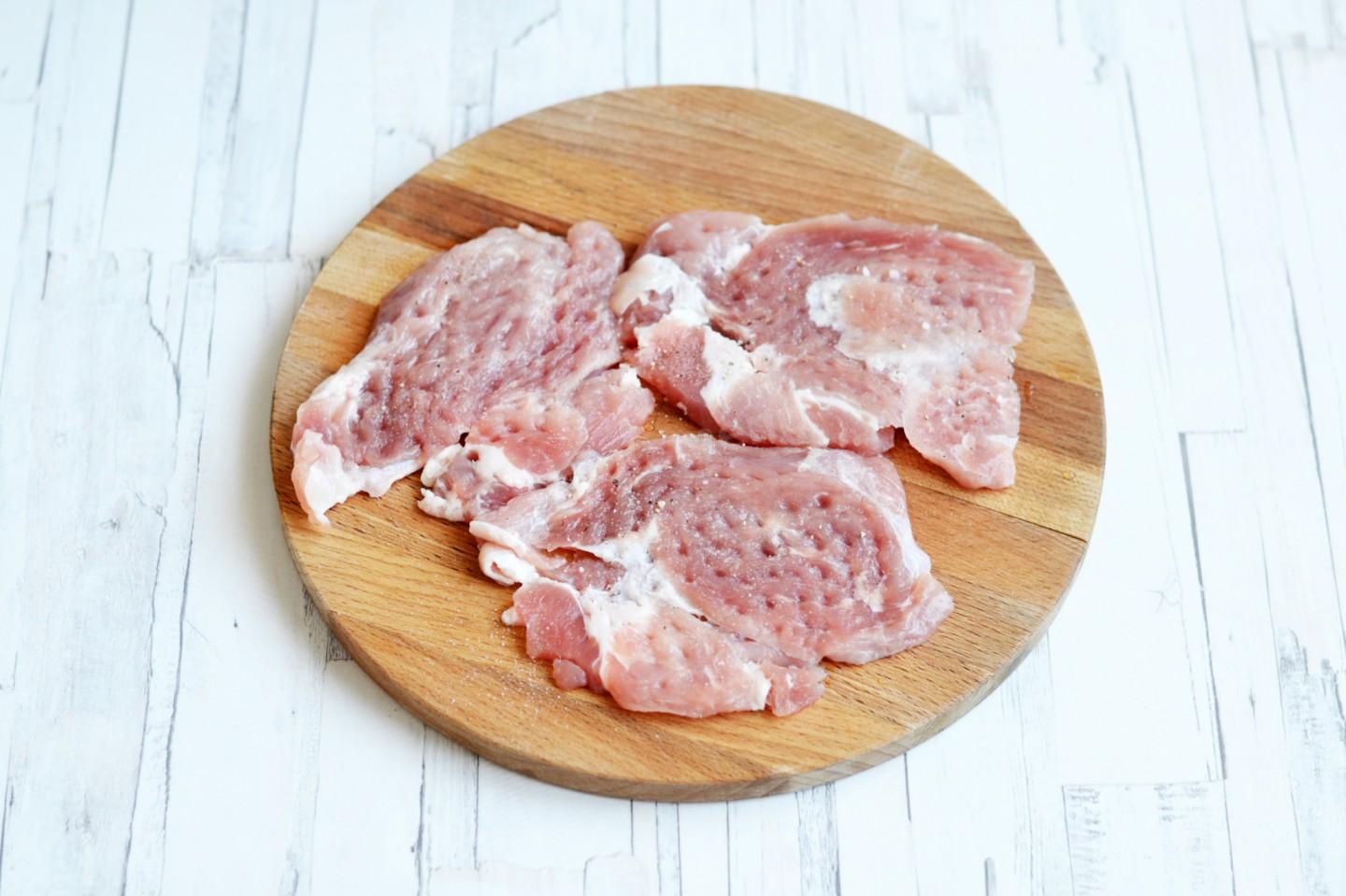Шаг 3 приготовления Мясо по французски из свинины с помидорами