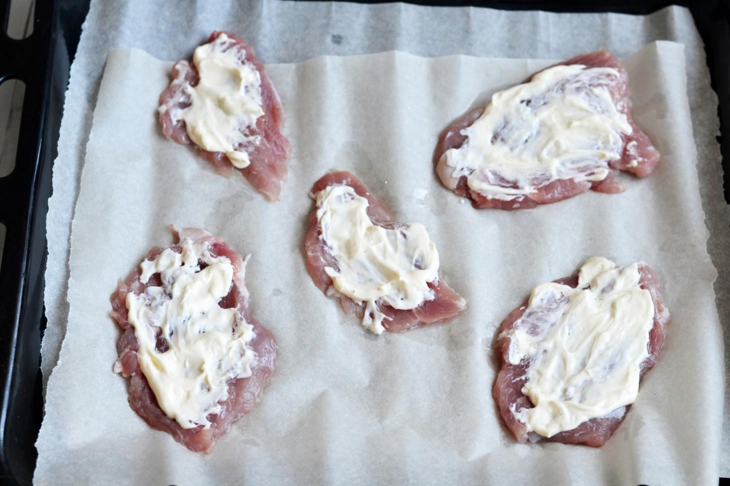 Шаг 6 приготовления Мясо по французски из свинины с помидорами