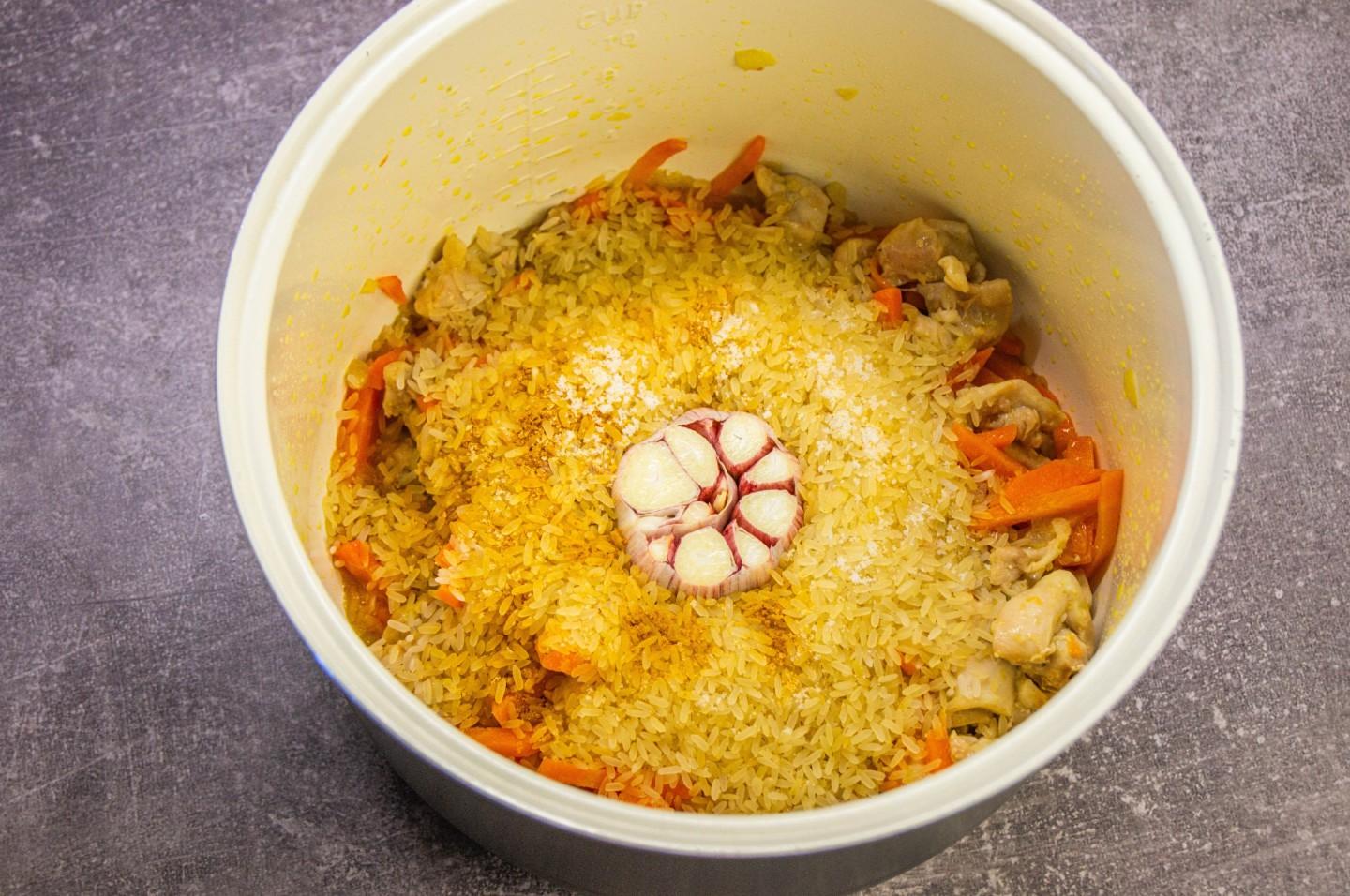 Шаг 5 приготовления Рассыпчатый плов с курицей в мультиварке