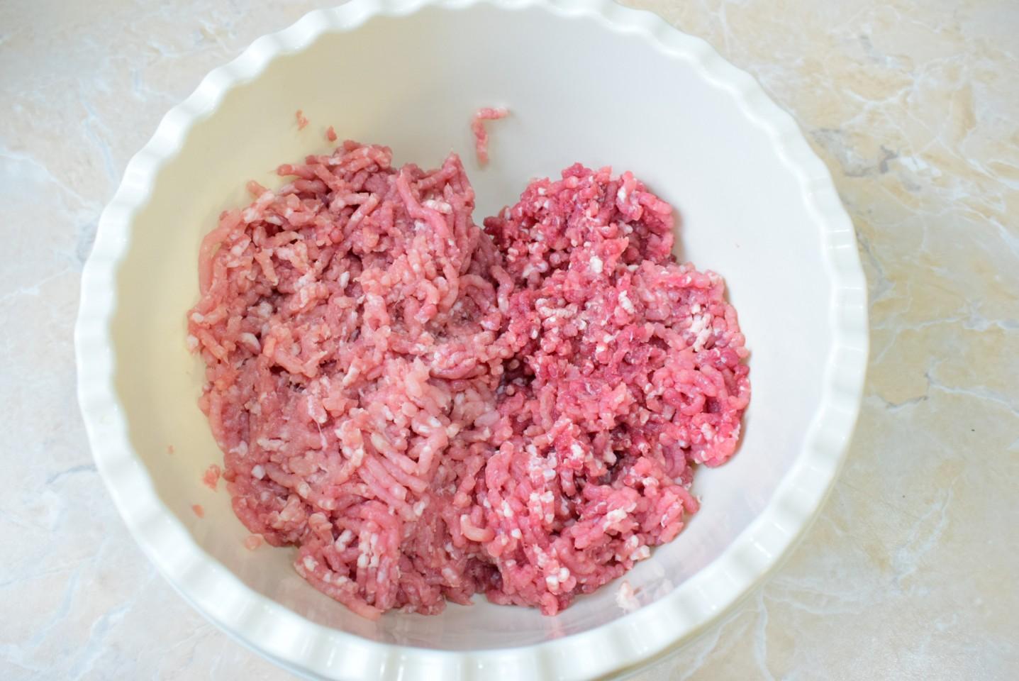 Шаг 2 приготовления Ежики из фарша с рисом на сковороде с подливкой