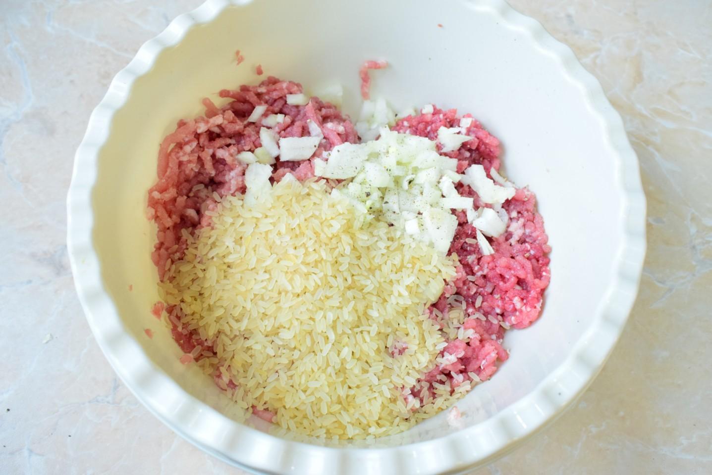 Шаг 4 приготовления Ежики из фарша с рисом на сковороде с подливкой