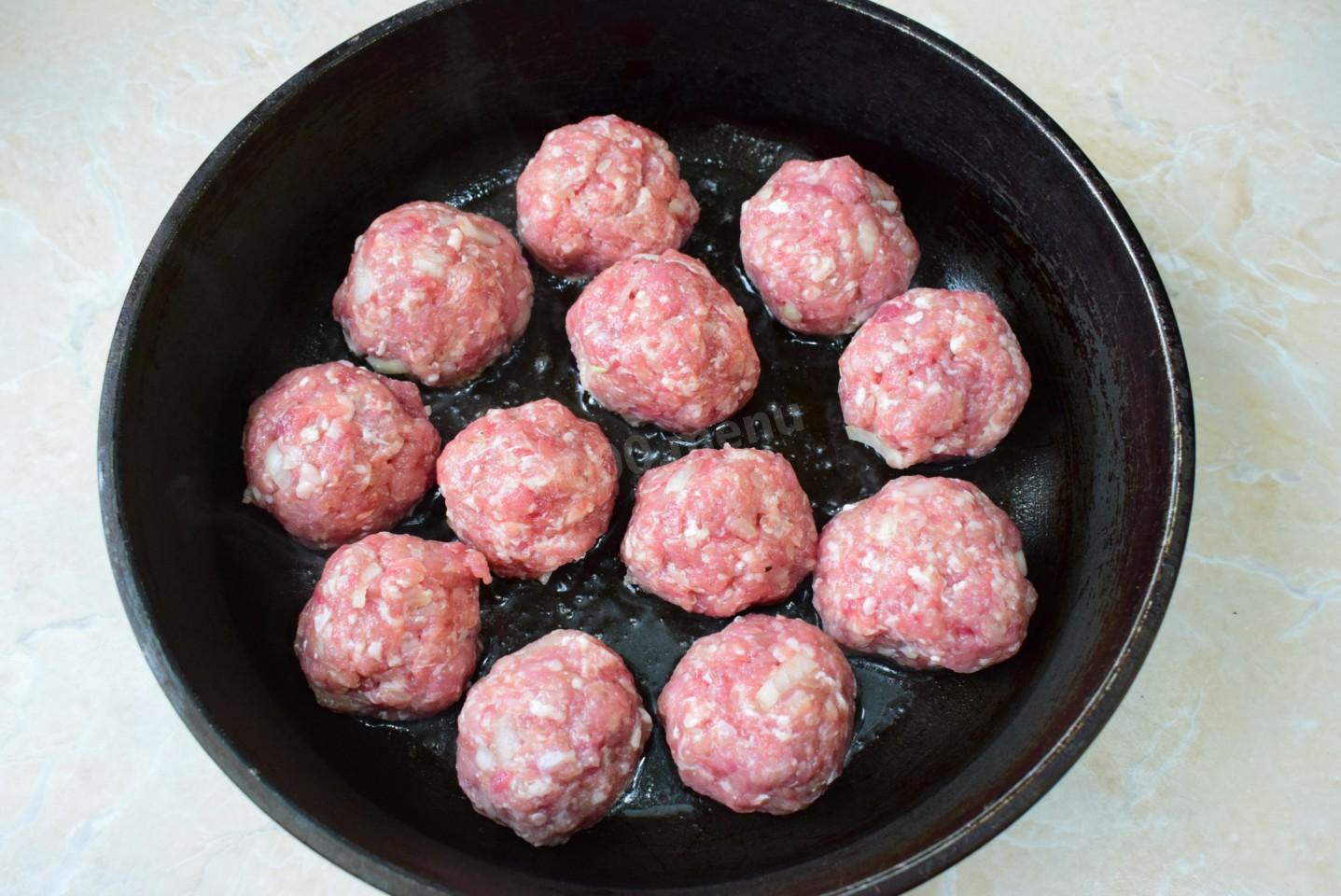 Шаг 6 приготовления Ежики из фарша с рисом на сковороде с подливкой