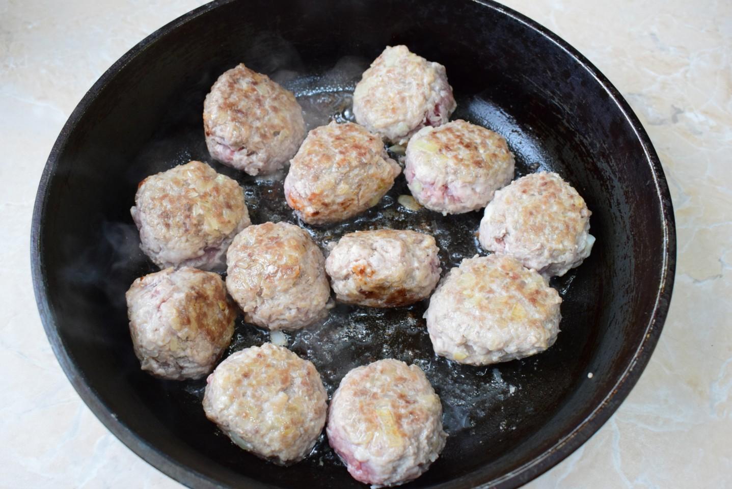 Шаг 8 приготовления Ежики из фарша с рисом на сковороде с подливкой