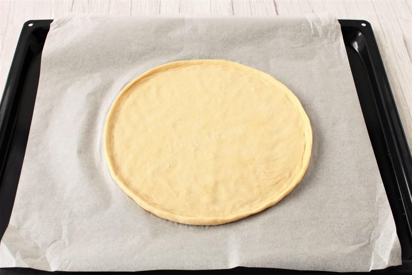 Шаг 20 приготовления Пицца с колбасой и сыром в духовке классическая