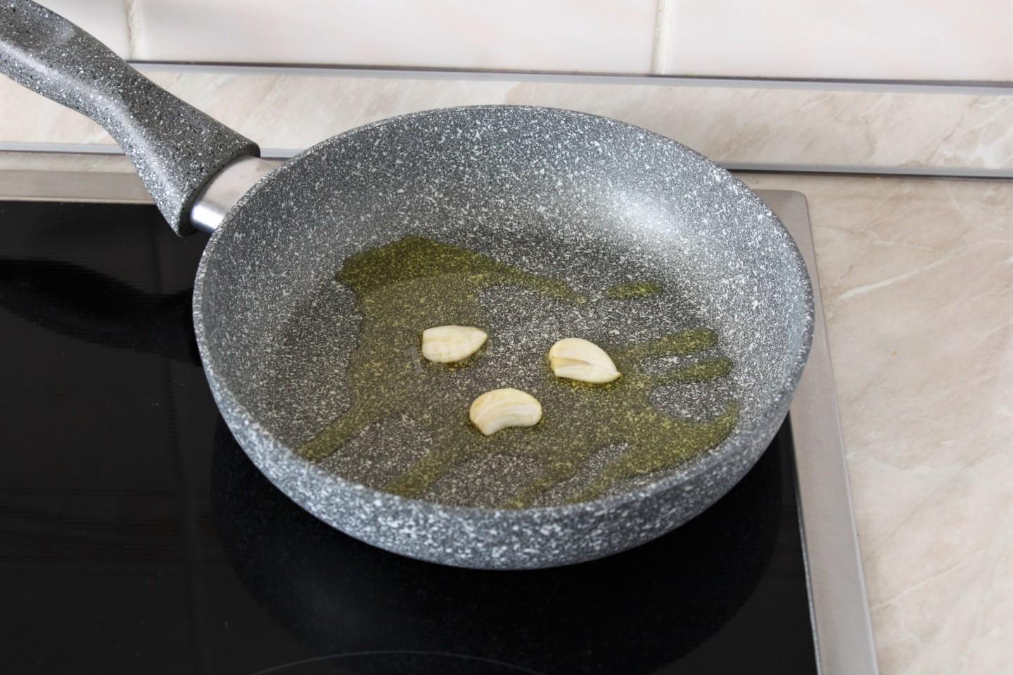 Шаг 3 приготовления Пицца с колбасой и сыром в духовке классическая