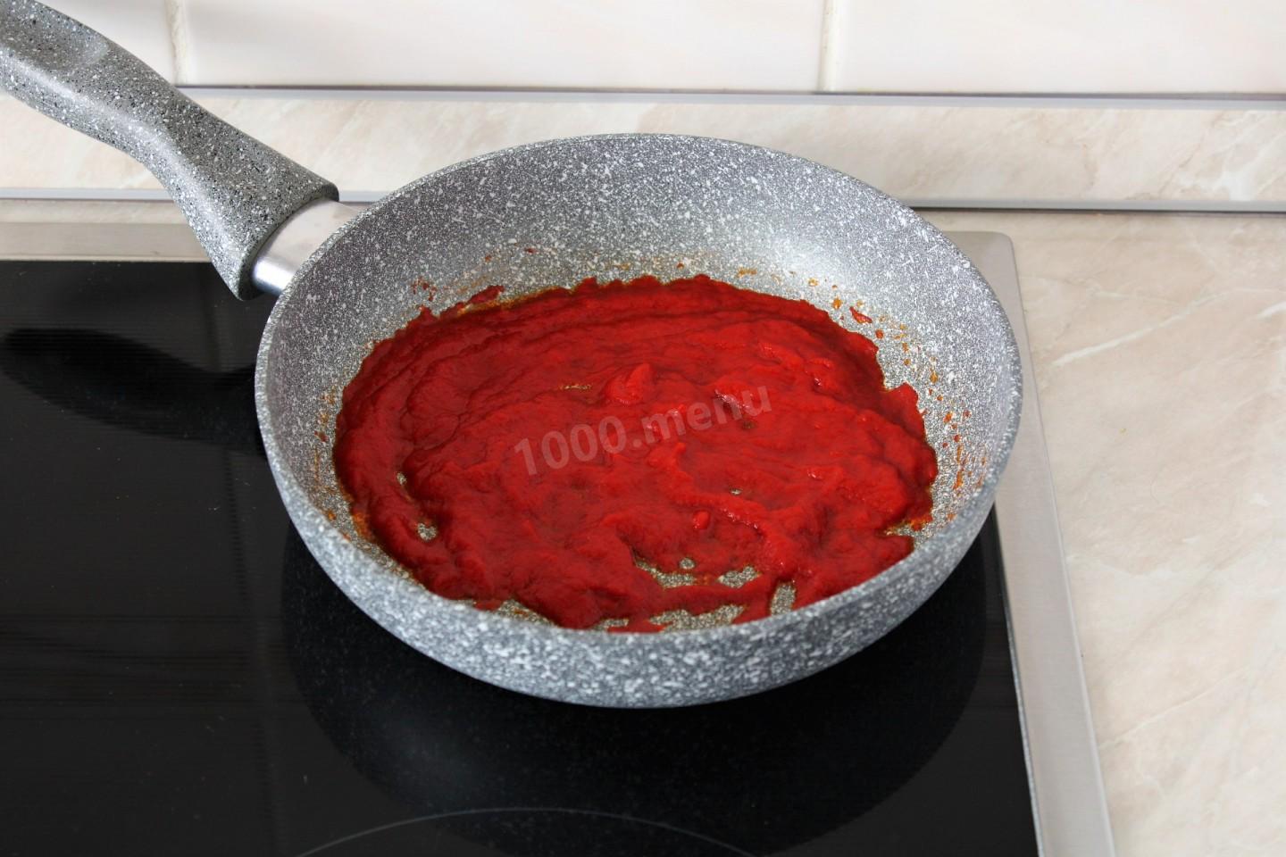 Шаг 4 приготовления Пицца с колбасой и сыром в духовке классическая