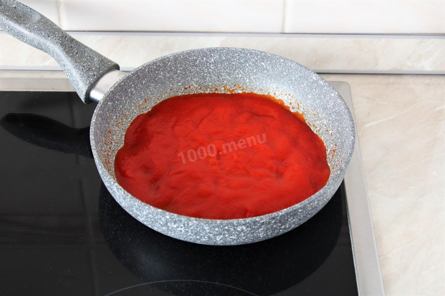 Шаг 5 приготовления Пицца с колбасой и сыром в духовке классическая