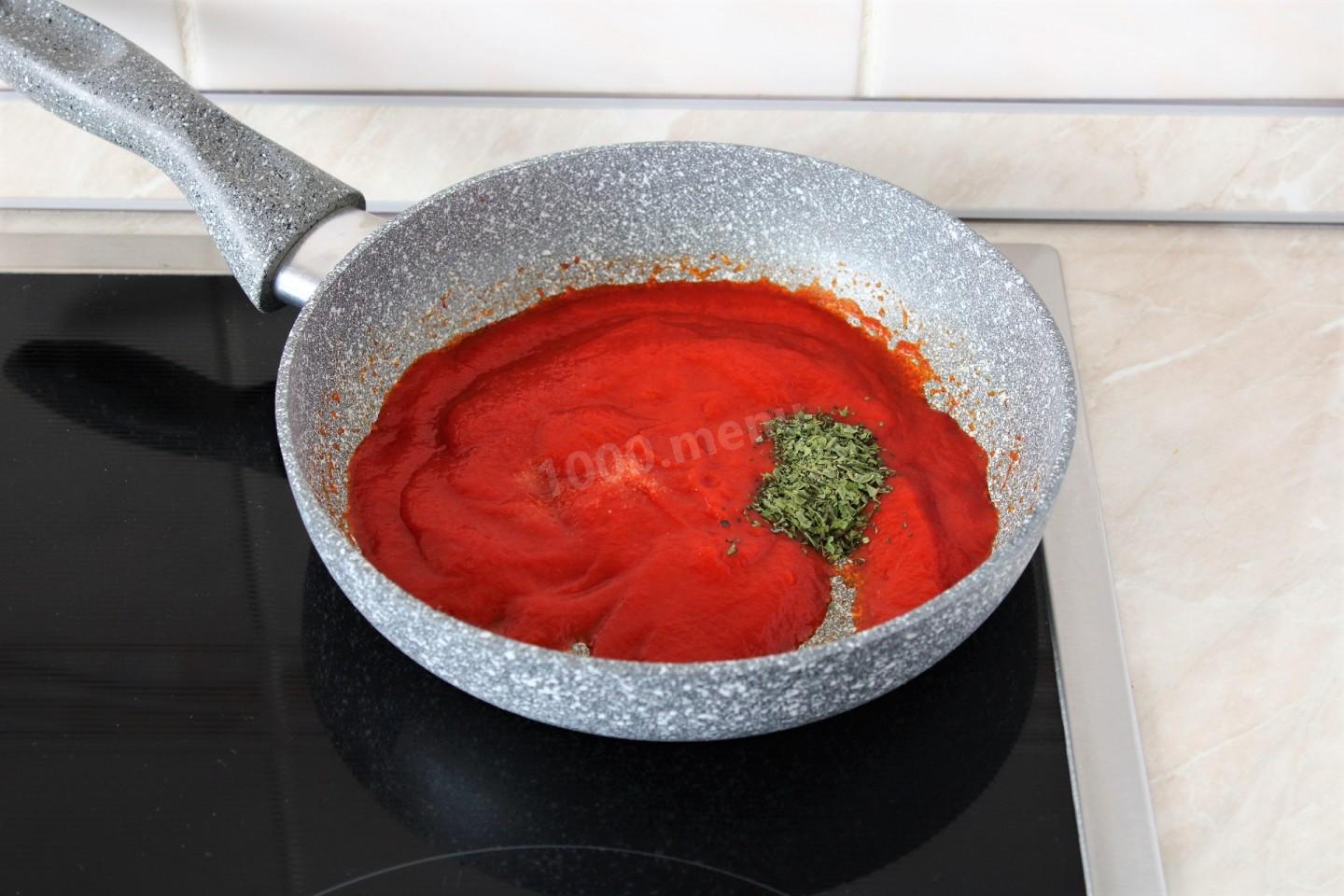 Шаг 6 приготовления Пицца с колбасой и сыром в духовке классическая