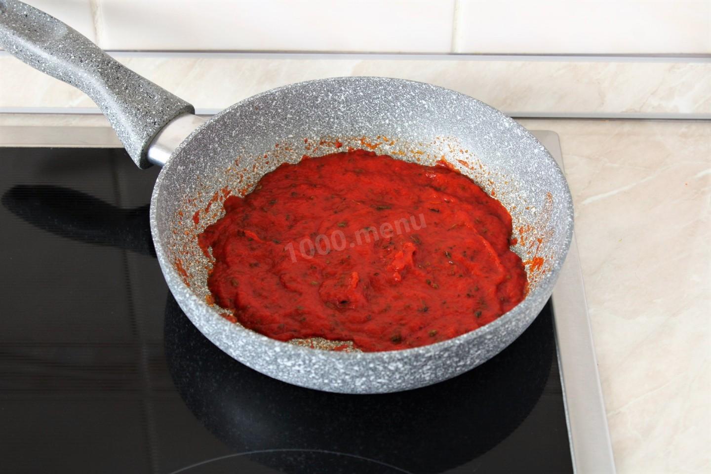 Шаг 7 приготовления Пицца с колбасой и сыром в духовке классическая