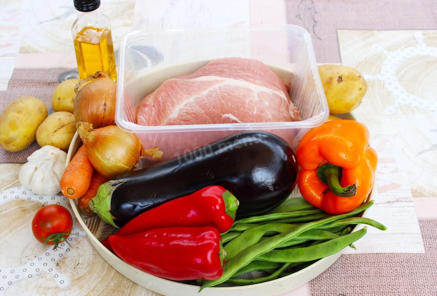 Шаг 1 приготовления Овощное рагу в казане с мясом и картошкой на костре