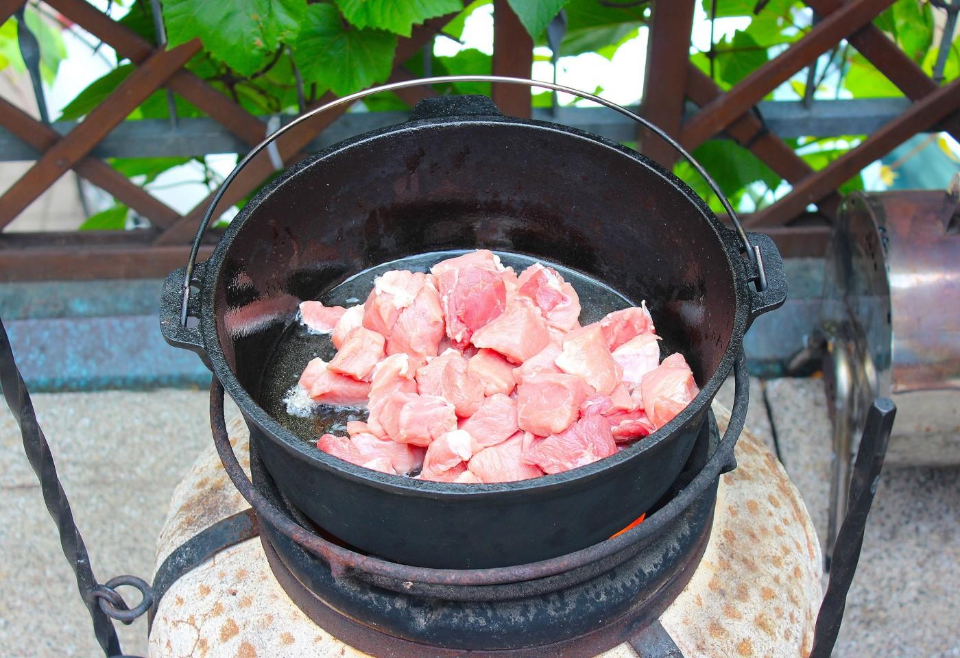 Шаг 2 приготовления Овощное рагу в казане с мясом и картошкой на костре